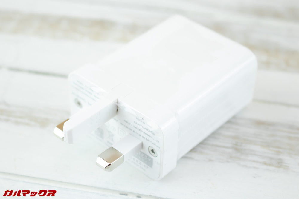 HUAWEI Mate 20 Proの海外モデルに付属の充電器は日本のコンセントに挿せない形状でした。