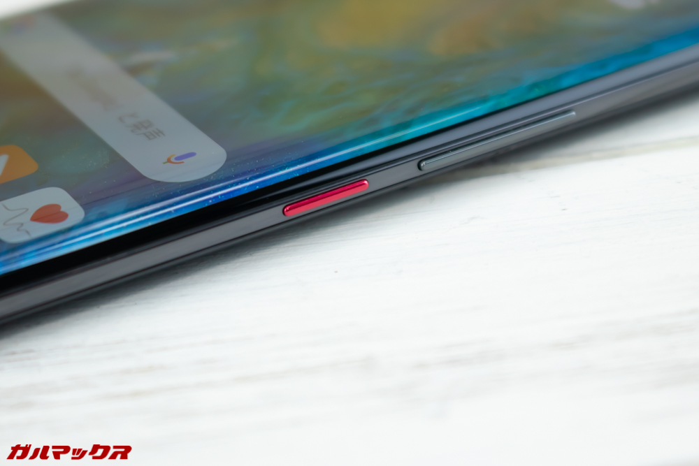 HUAWEI Mate 20 Proは電源ボタンがレッドカラーでカッコいい！