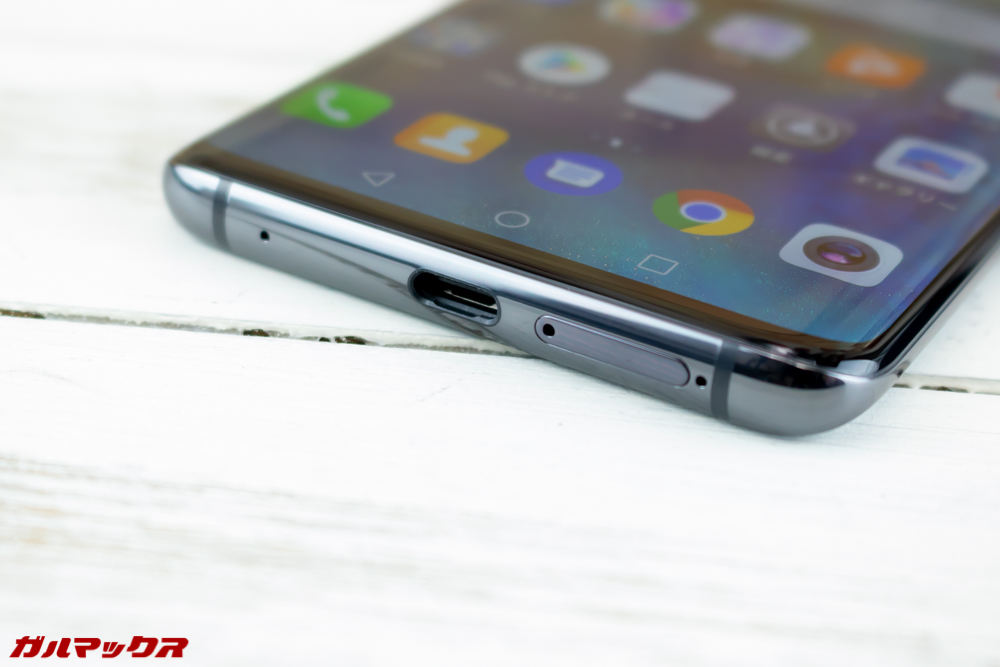 HUAWEI Mate 20 ProのSIMトレイは本体下部に備わっています。