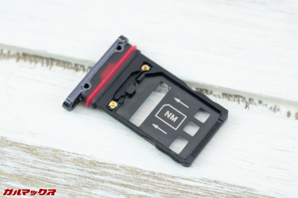 HUAWEI Mate 20 ProはNanoSIMと同等サイズのNMカードにも対応しています。