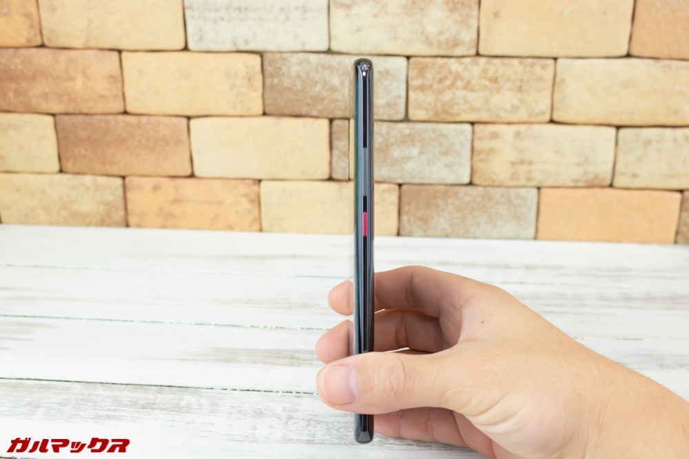HUAWEI Mate 20 Proの厚みもラウンドフォルムで気にならない