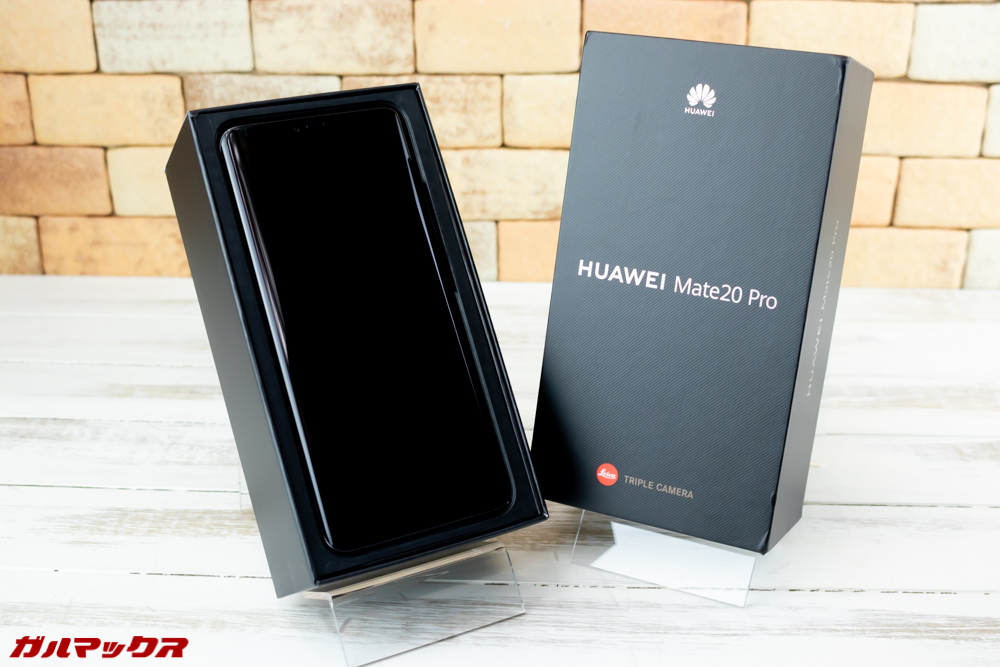 HUAWEI Mate 20 Proの蓋をあけるといきなり本体が入っています。