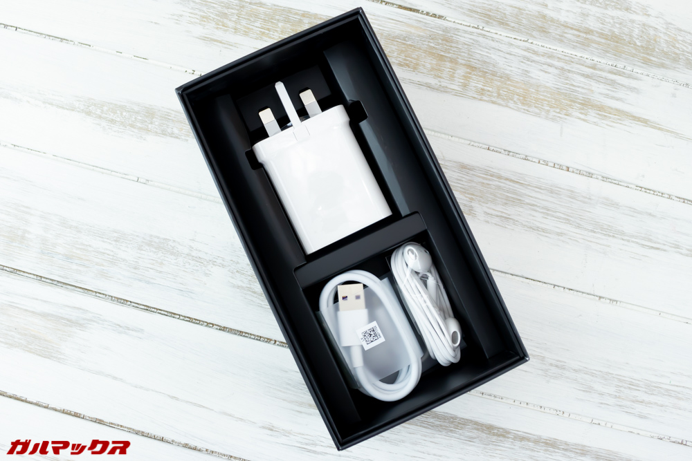 HUAWEI Mate 20 Proの書類ボックス下にアクセサリー類が入っていました。