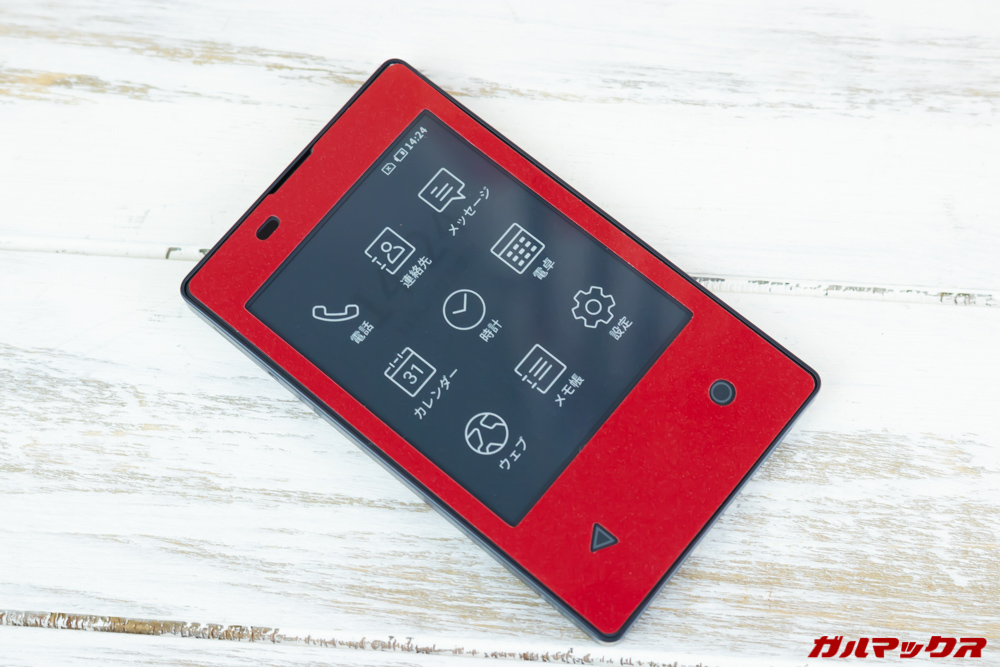 カードケータイ（KY-01L）のレッドカラーはつるつるした肌触り