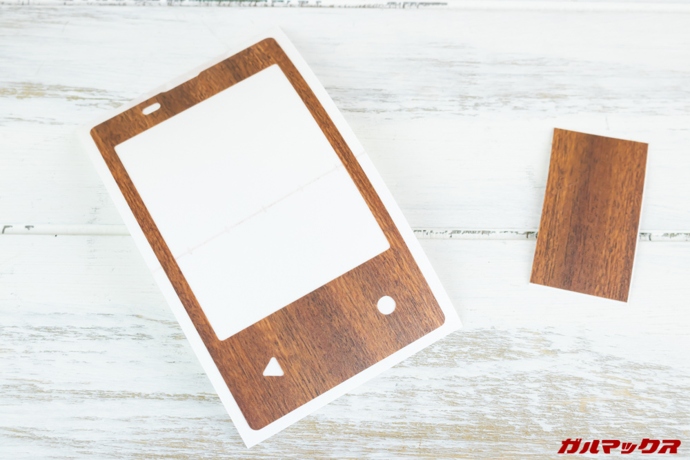 カードケータイ（KY-01L）の木目調スキンシールは粘着力が少々強い