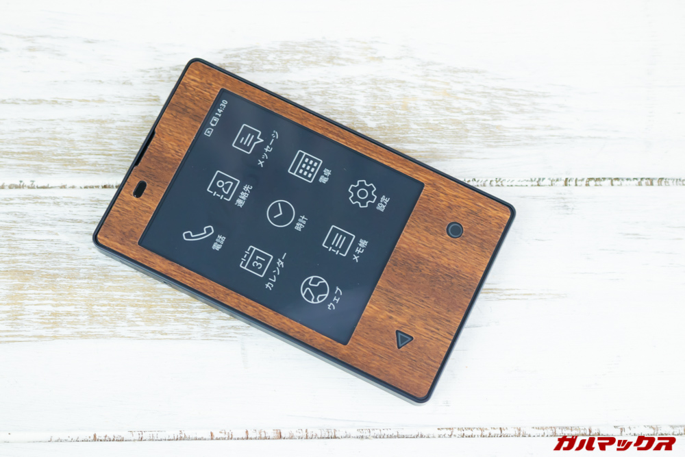 カードケータイ（KY-01L）の木目調保護フィルムは落ち着いた感じの印象でGood！