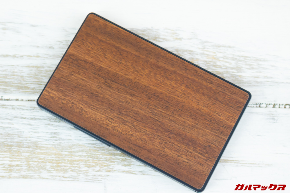 カードケータイ（KY-01L）の木目調スキンシールは背面にもバッチリ。