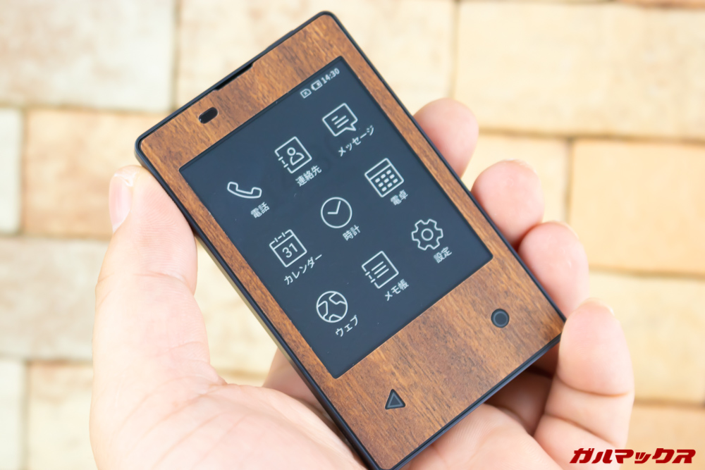 カードケータイ（KY-01L）の木目調カラーはザラッとした肌触り。