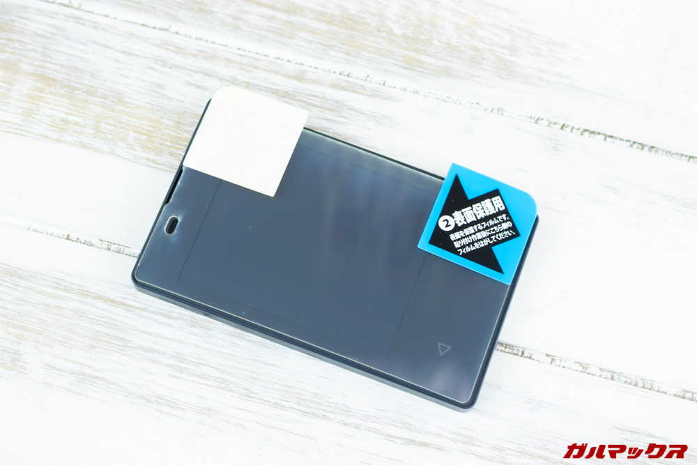 カードケータイ（KY-01L）用のPDA工房保護フィルムは画面全体を保護するタイプ。