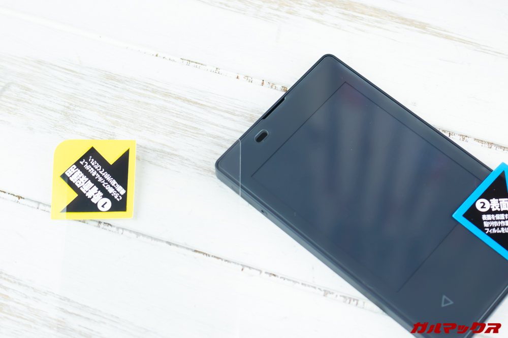 PDA工房製の保護フィルムはシリコン吸着タイプなので気泡も入りにくく貼りやすい。