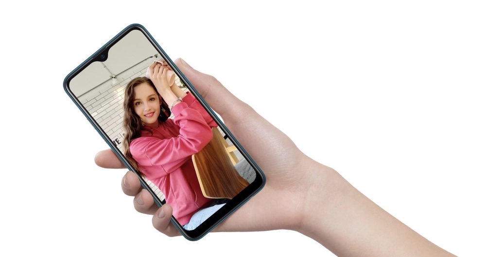 OPPO AX7は大画面でも持ちやすい縦長ディスプレイを搭載。