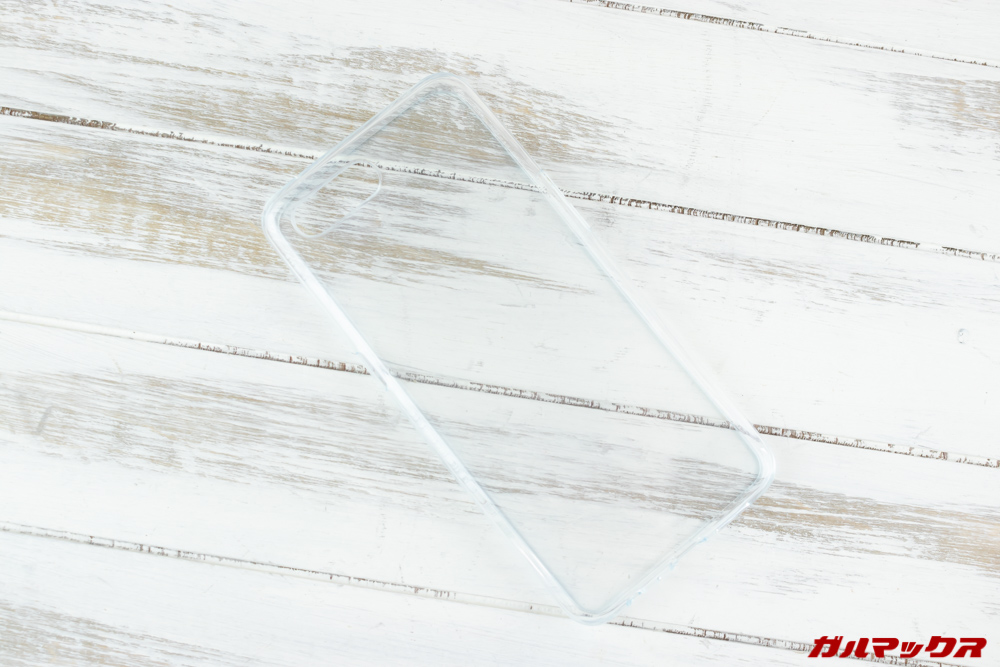 OPPO R17 Neoは専用の保護ケースが付属しています。