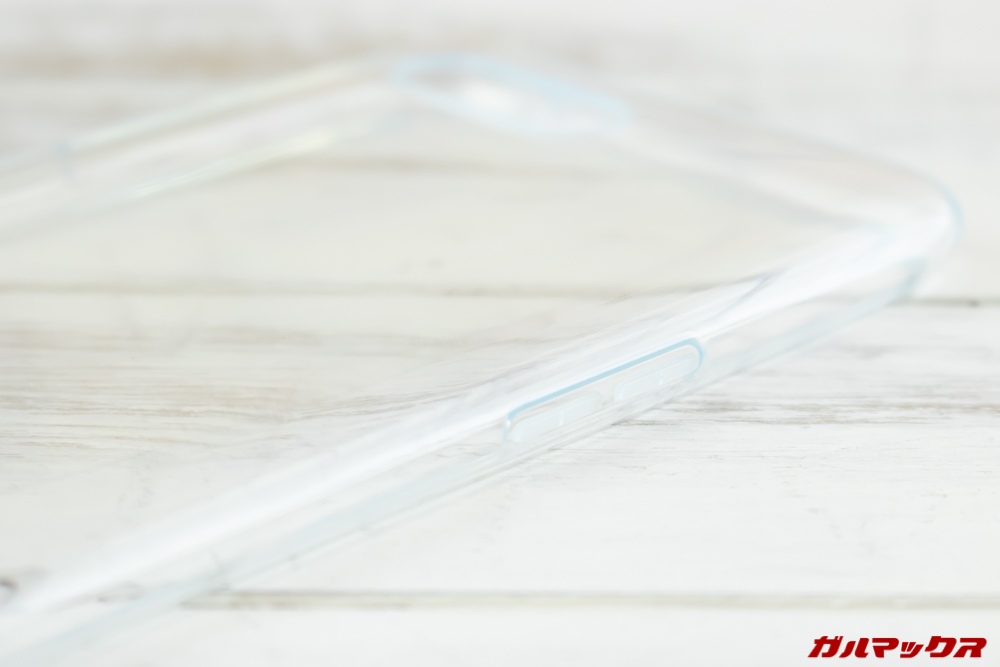 OPPO R17 Neoの保護ケースはボタンまで保護されているタイプ。