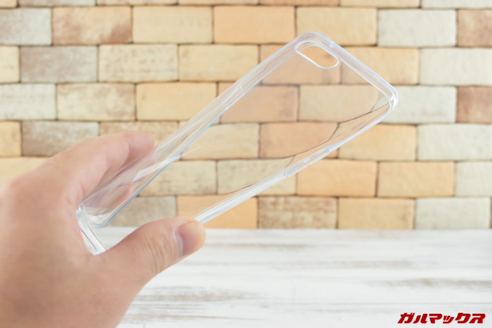 OPPO R17 Neoの保護ケースは柔らかいタイプ。