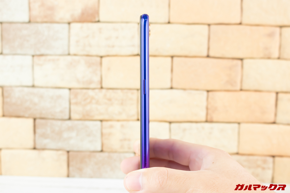 OPPO R17 Neoの厚みは7.4mmで薄い。