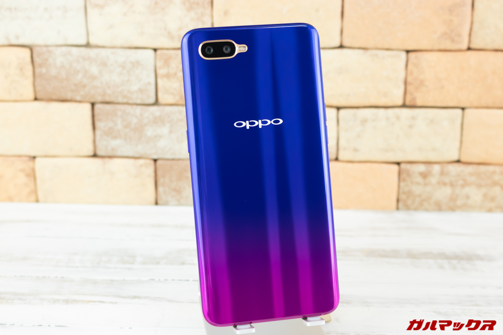 OPPO R17 Neoのブルーカラーは美しいグラデーションを楽しめる。