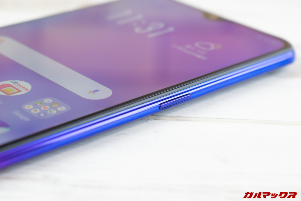 OPPO R17 Neoの電源ボタンは本体の右側。