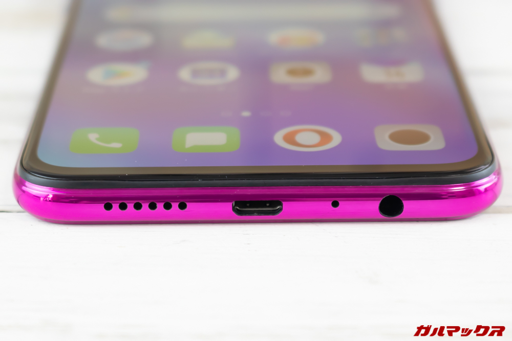 OPPO R17 Neoの本体下部には各種端子類が集約。