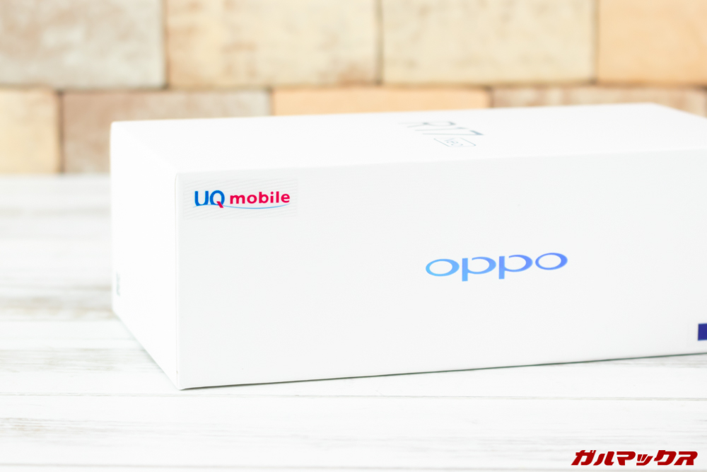 OPPO R17 Neoの外箱にはUQmobileのシールが貼り付けれらている。
