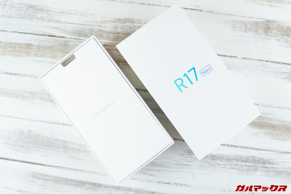 OPPO R17 Neoの外箱の蓋を開けると書類ボックスが最上段。