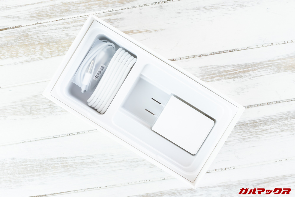 OPPO R17 Neoのボックス最下段にはアクセサリーボックスが入っていました。