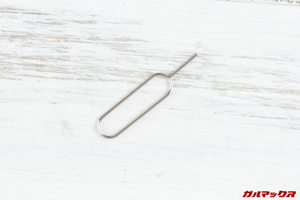 OPPO R17 NeoはSIMピンが付属。一般的な形状なのでクリップなどで代用可能。