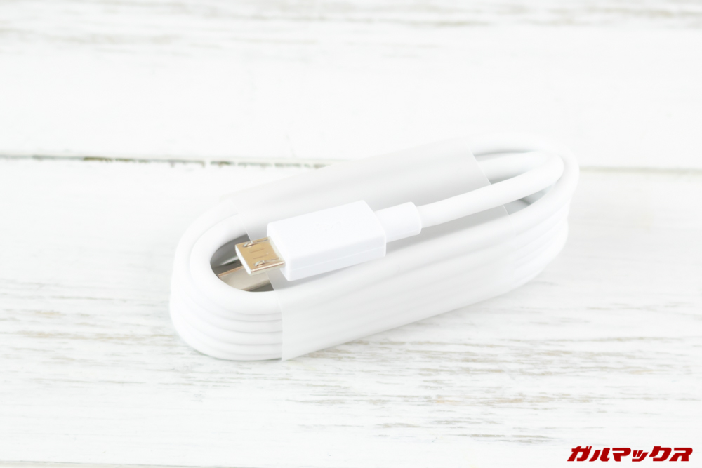OPPO R17 NeoはMicroUSB端子が付属。