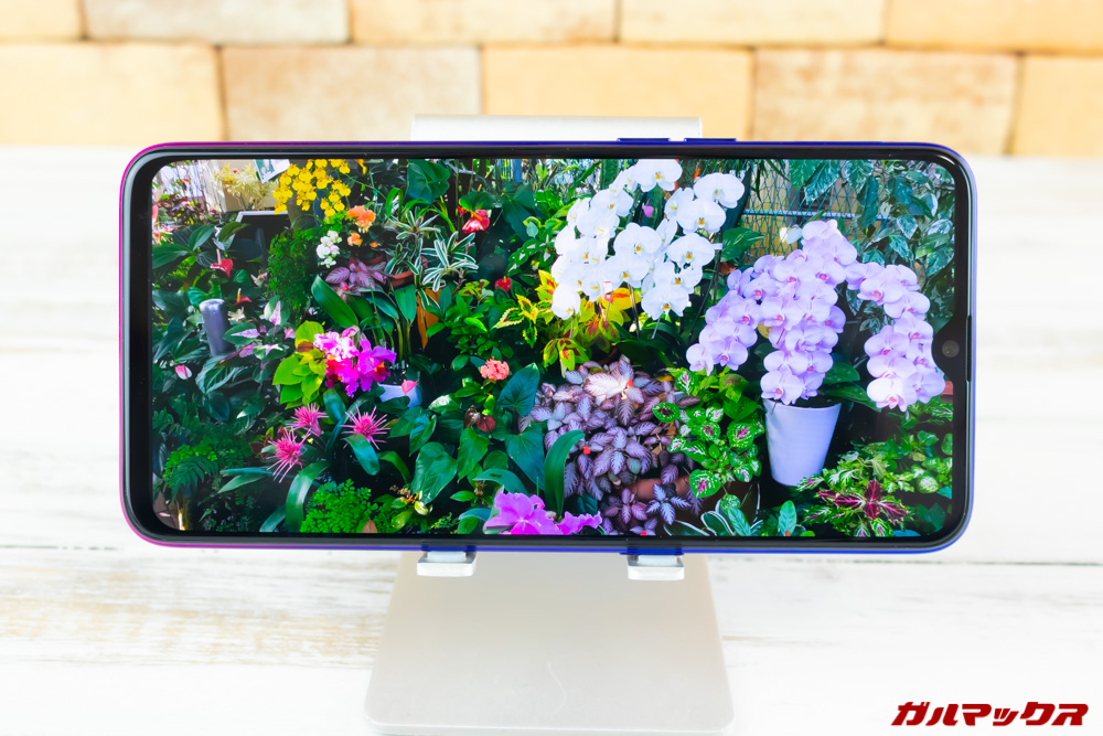 OPPO R17 Neoは有機ELパネル搭載で非常に美しい。