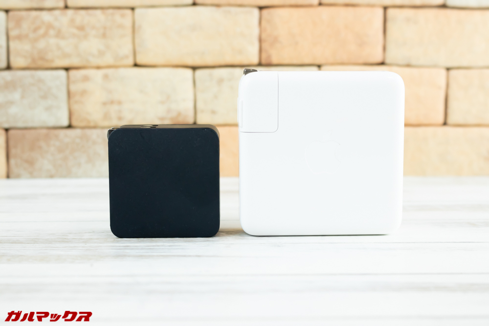 One Mix 2Sに付属の充電器はMacBook Proの充電器と比較しても凄く小さいです。