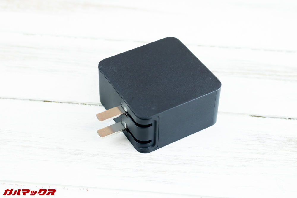 One Mix 2Sの充電器はプラグが折り畳めるタイプで日本のコンセントに挿すことが出来る形状でした。