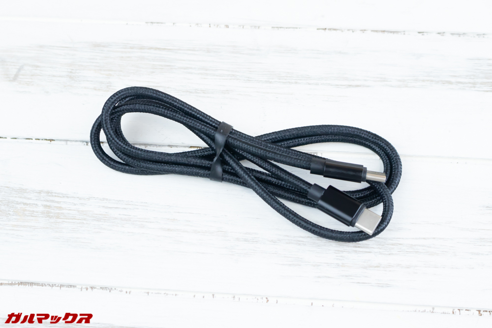 One Mix 2Sに付属の充電ケーブルは高品質な布巻きタイプ。