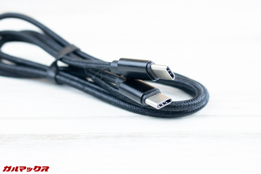 One Mix 2Sの付属充電ケーブルは両端がUSB Type-C形状となっています。