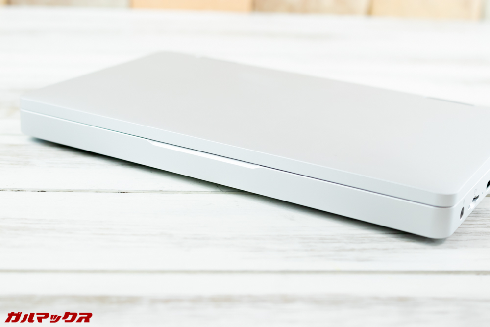 One Mix 2Sのディスプレイ部分は切り欠け加工が施されています。