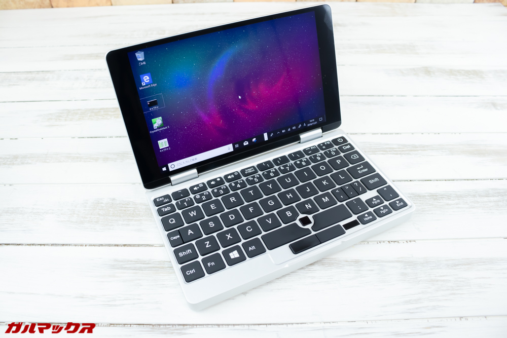 One Mix 2Sのディスプレイは光沢タイプ。