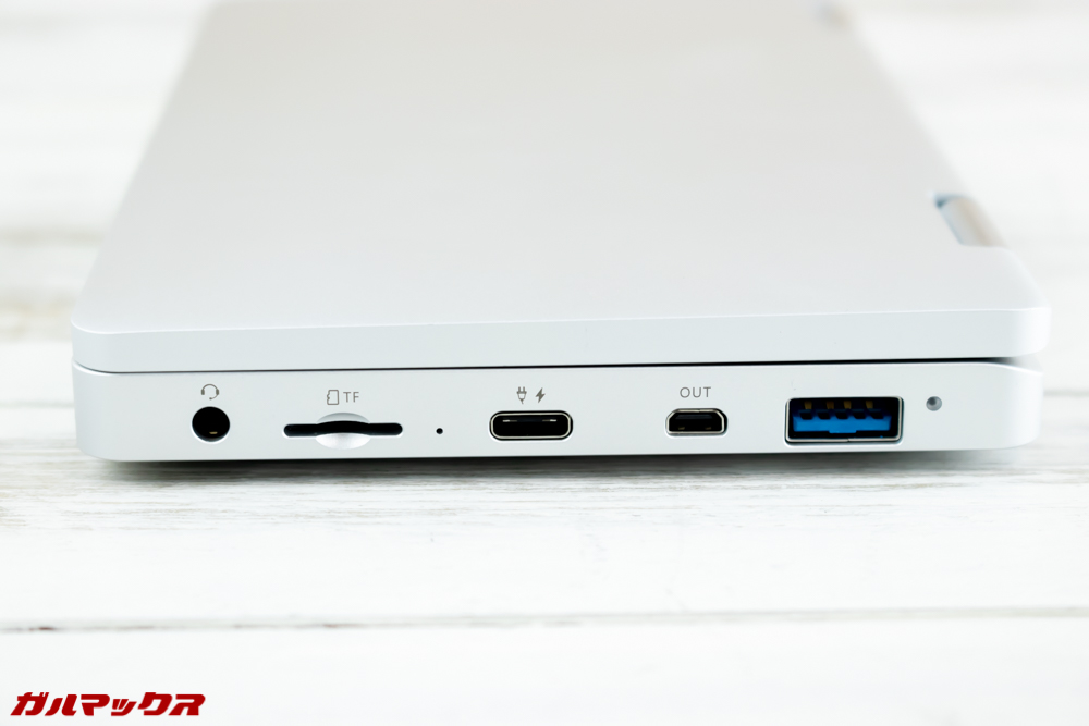 One Mix 2Sはコンパクトながら端子類は充実しています。
