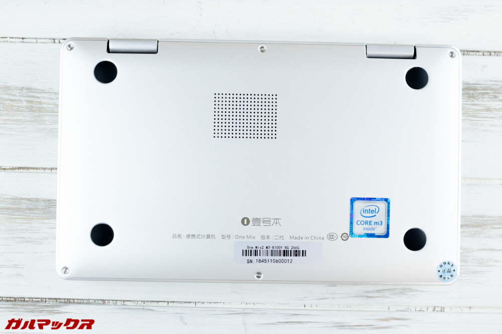 One Mix 2Sの背面にはスピーカーとゴム足が備わっています。