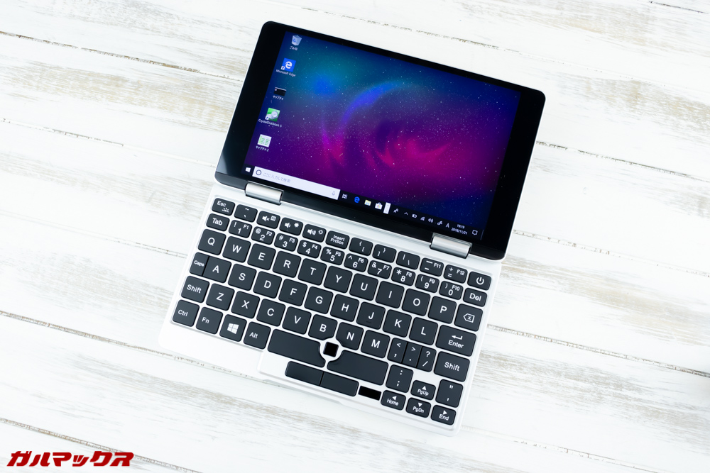 One Mix 2Sは180°ディスプレイを開いて持ちやすい操作も可能。