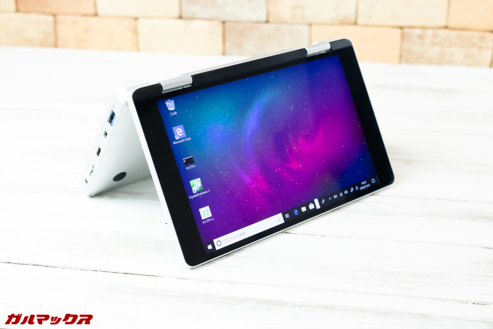 One Mix 2Sのディスプレイを反対側に回してテント型にすることで自立も出来る。