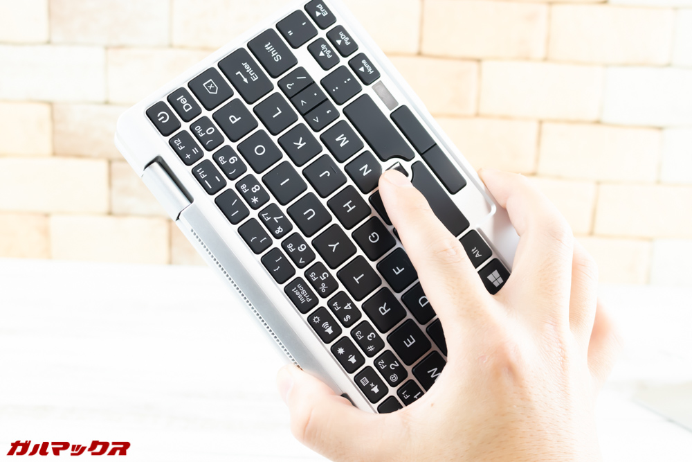 One Mix 2Sは完全にキーボードを回すとキーボードの入力が無効化となる。