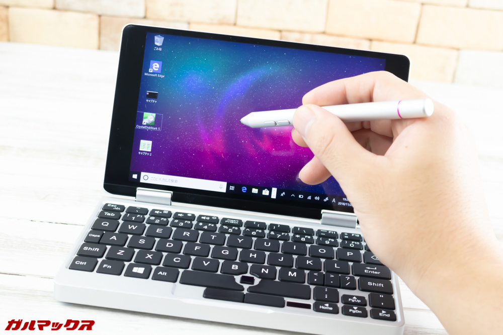 One Mix 2Sのスタイラスペンはディスプレイに近づけると自動で利用可能となる。