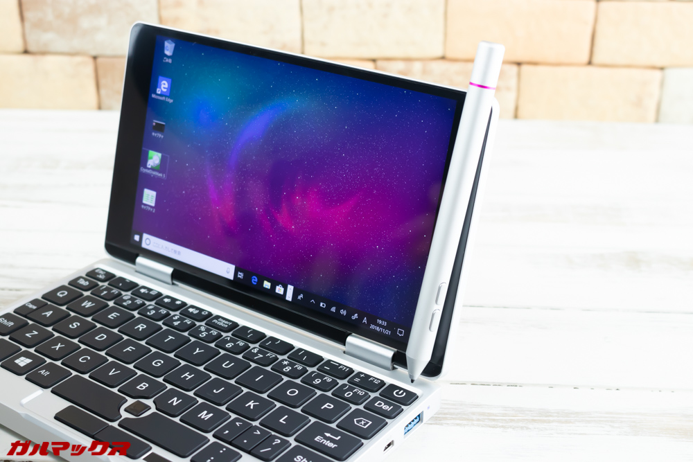 One Mix 2Sのペンはディスプレイの両サイドにくっつきます。