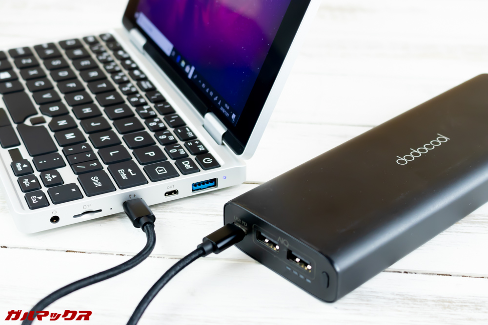 One Mix 2Sはモバイルバッテリーでも充電可能。