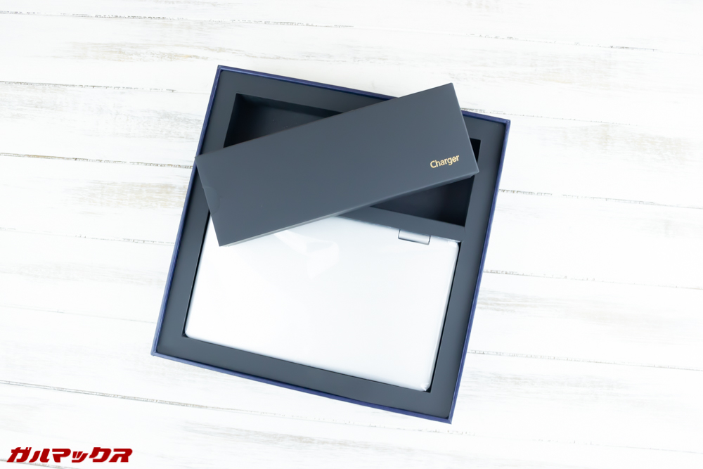 One Mix 2Sの化粧箱の上部にはアクセサリーボックス