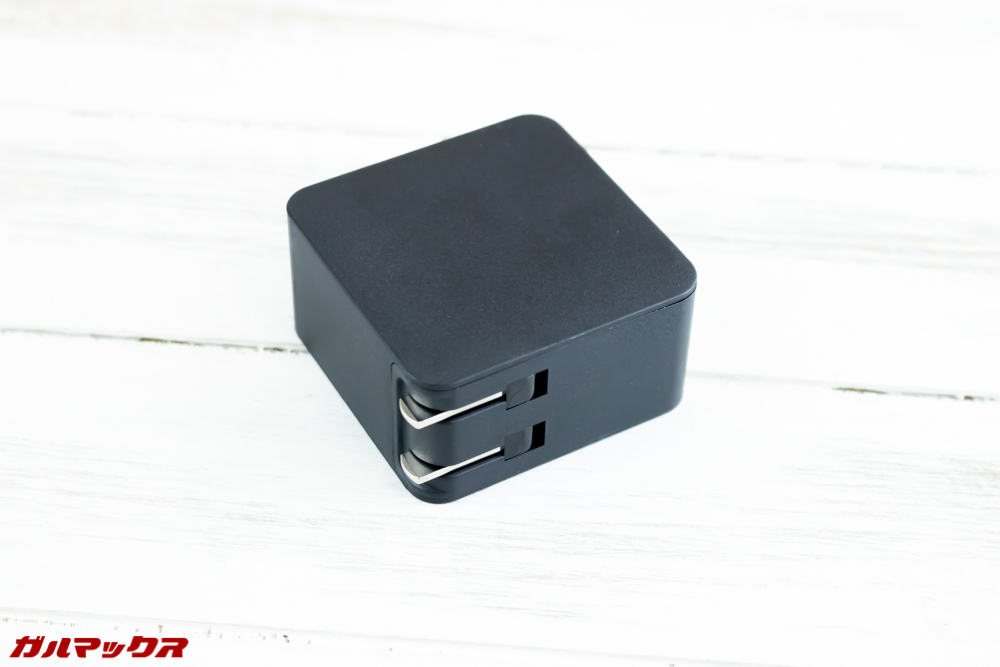 One Mix 2Sの充電器は5cm角でコンパクト。