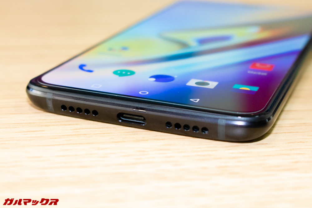 OnePlus 6Tの本体下部にはスピーカーと端子が備わっています。