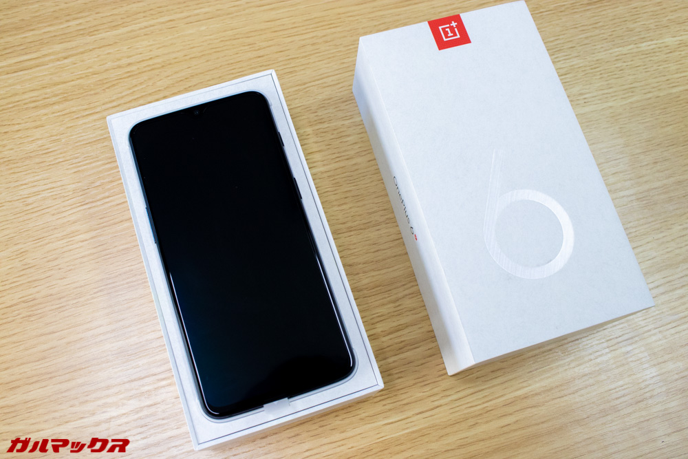 OnePlus 6Tは外箱を開くと速攻端末が入っています。