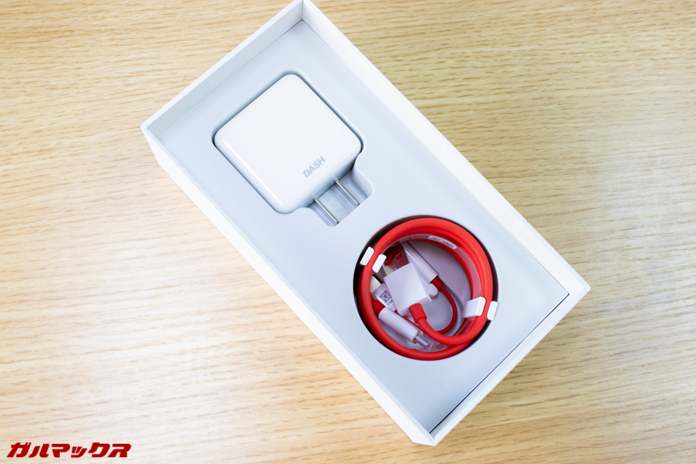 箱の最下部にはアクセサリーが入っています。