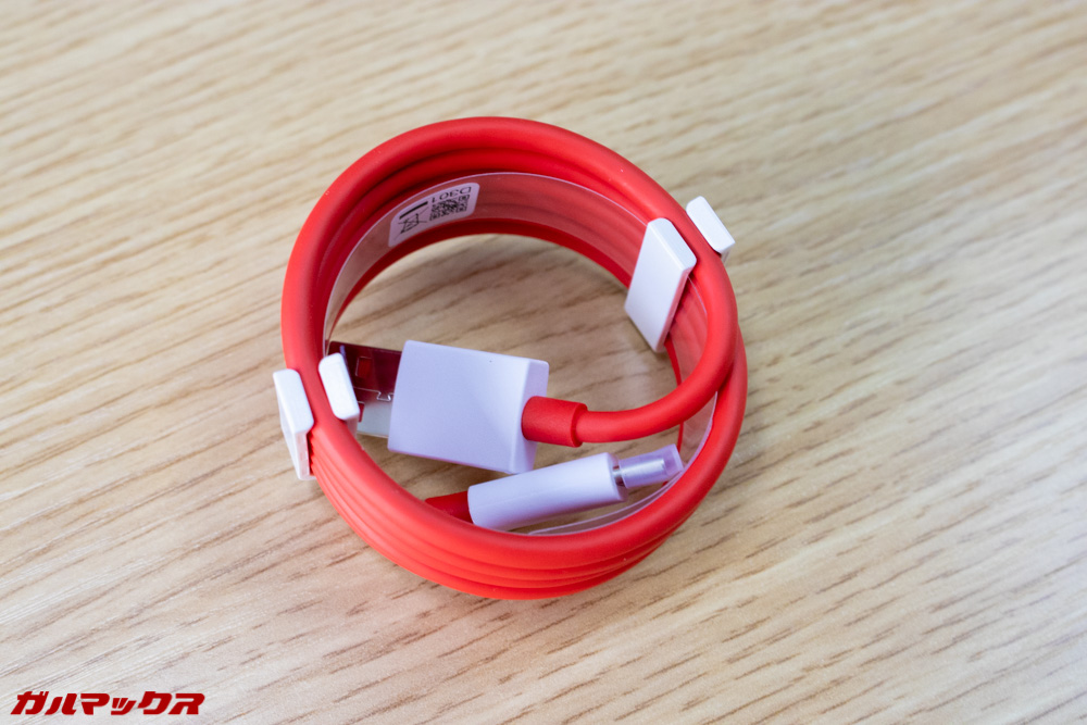 OnePlus 6TにはUSB Type-Cのケーブルが付属しています。独自規格品です。