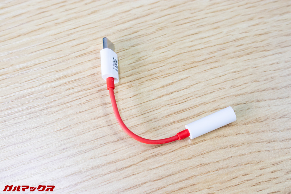 OnePlus 6TにはUSB-Cをイヤホンジャックに変換するアタッチメントが付属しています。