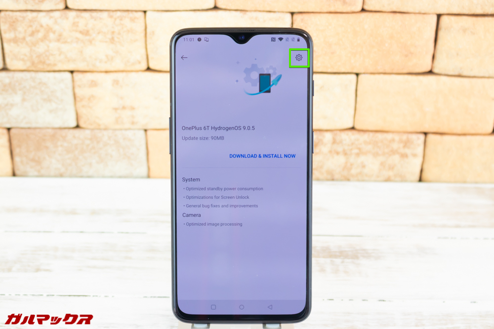 OnePlus 6TのSystem Updateに入ったら歯車マークをタップします！